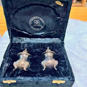 International Silver Co Silverplated Salt & Pepper Shaker, Platter in velvet box